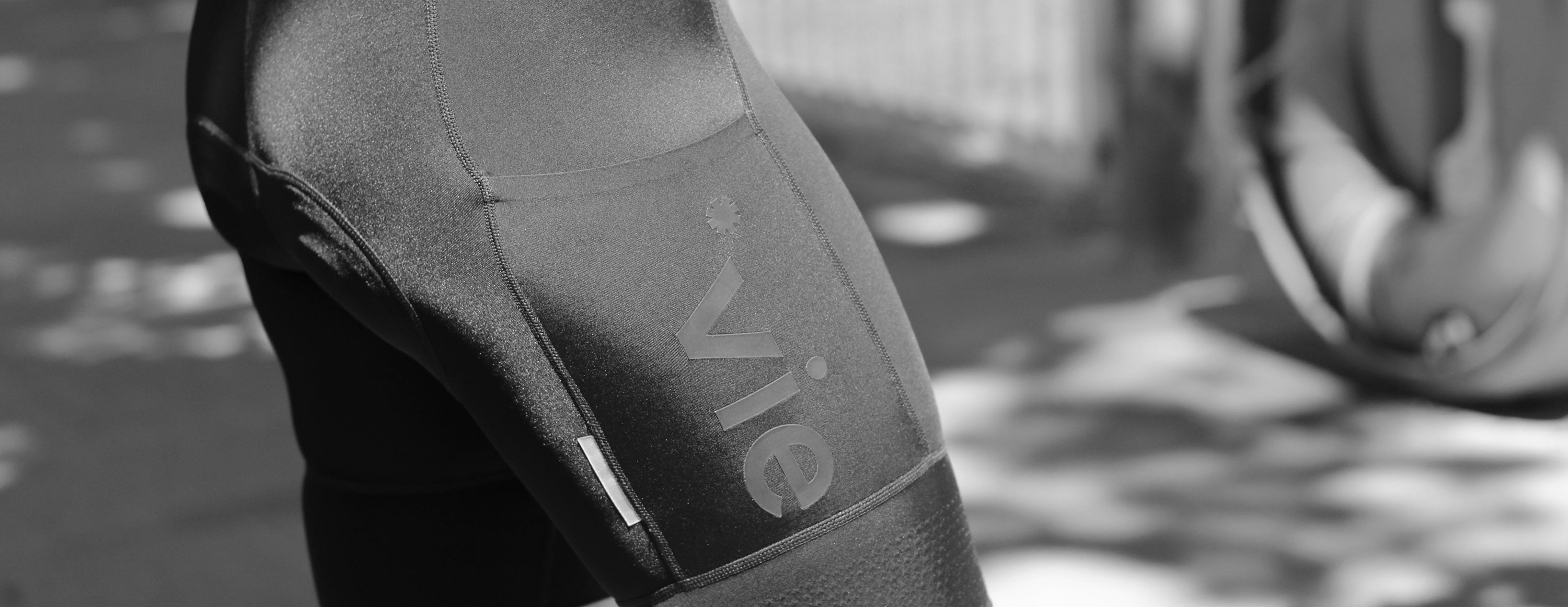Element bibs cargo pocket, flat-lock stitching and elastic leg gripper close up.