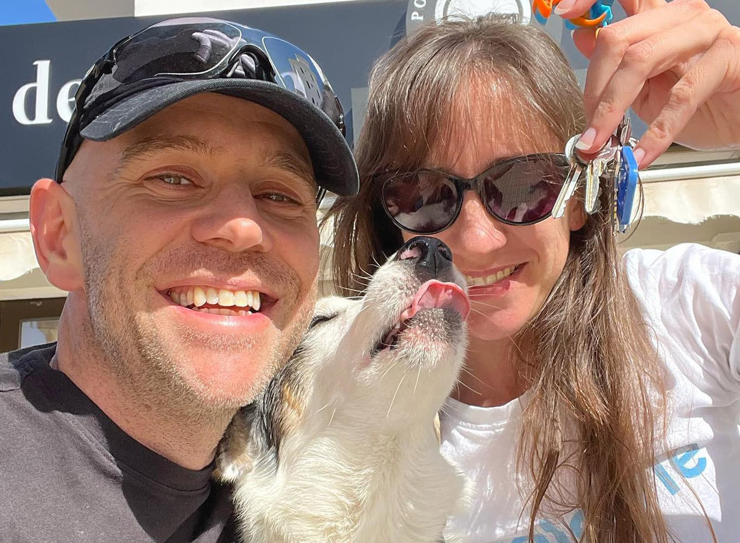 Velovie Cycling Club Clubhouse Mallorca, Jamie & Elsa picking up the keys